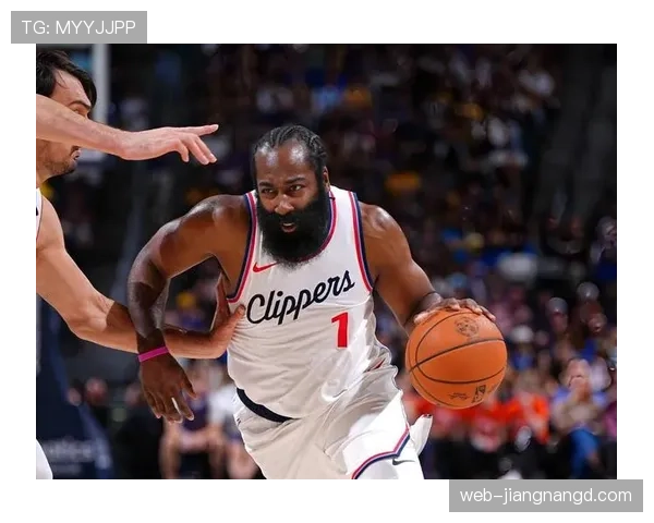 布克突破拉开与哈登得分差距 提升太阳关键时刻进攻效率