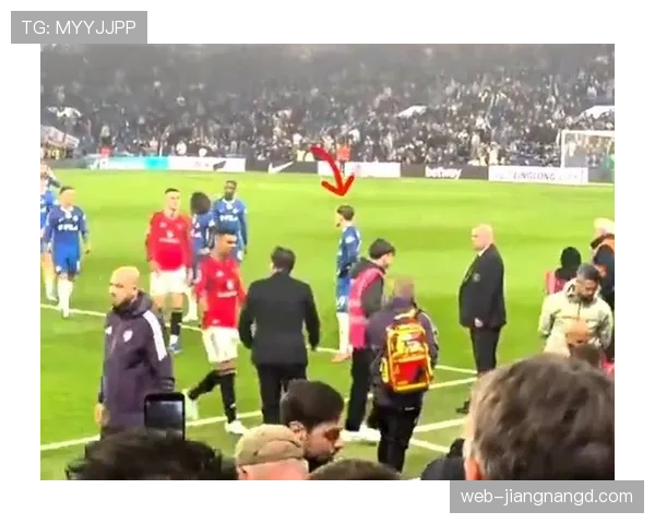 曼联更衣室矛盾再度曝光，内部稳定性承压，赛季表现面临考验